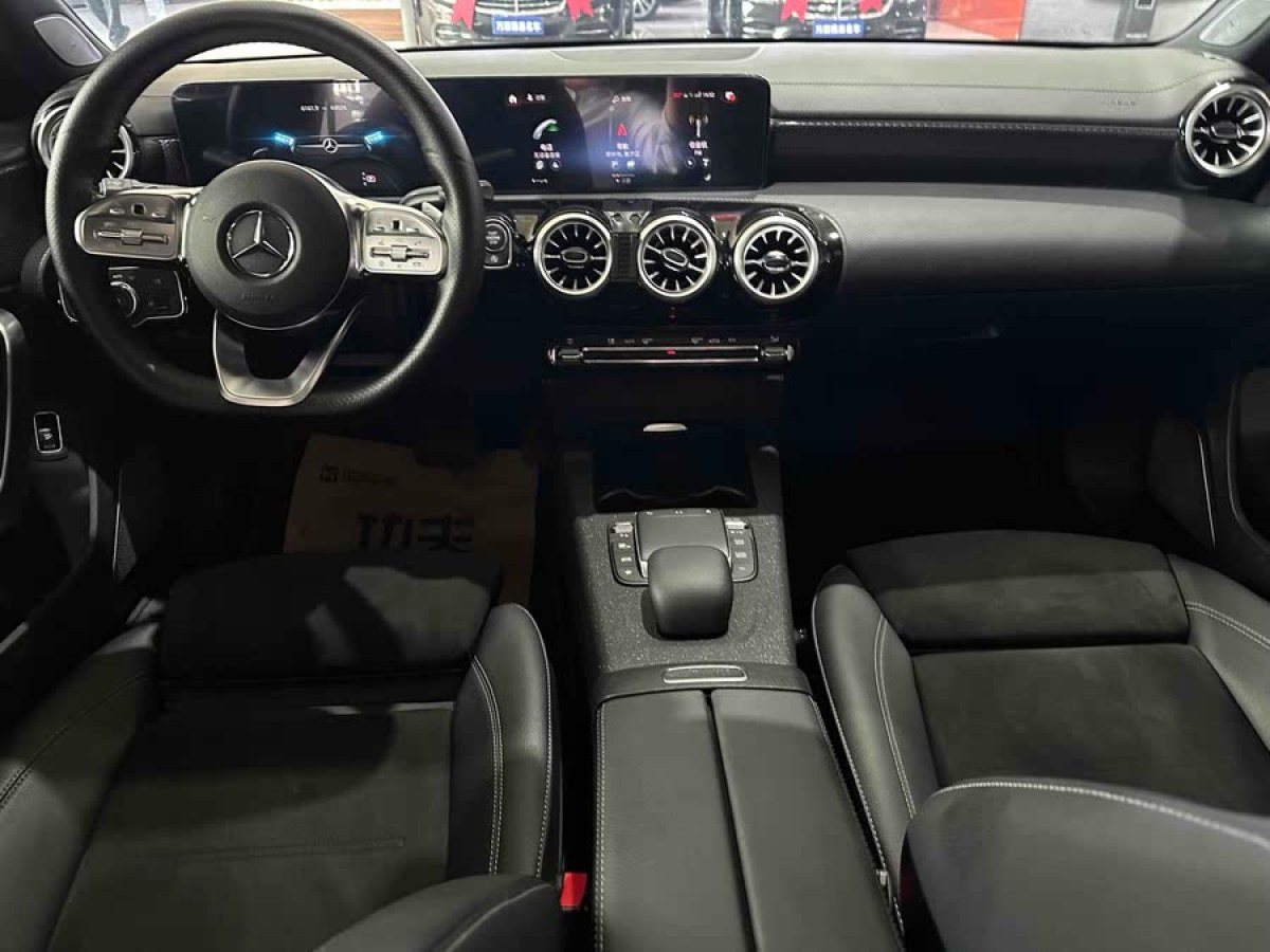 奔馳 奔馳A級  2022款 改款三 A 200 L 運動轎車時尚型圖片
