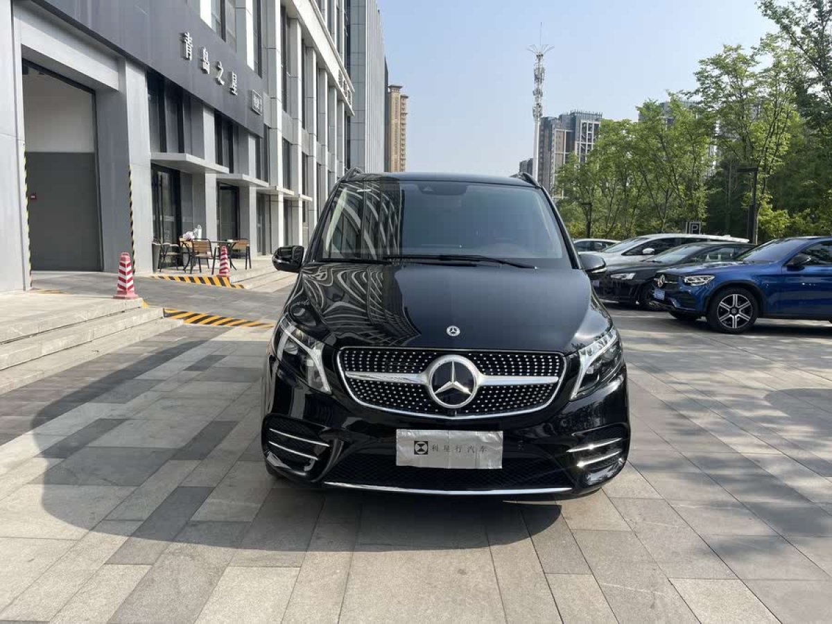 奔馳 V級(jí)  2022款 V 260 L 長(zhǎng)軸距豪華版圖片