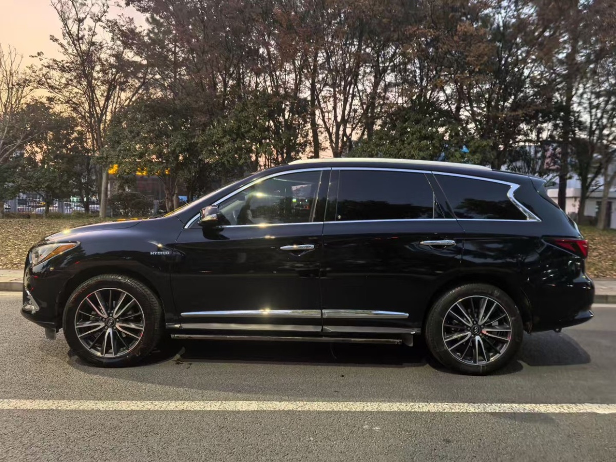 英菲尼迪 QX60  2018款 2.5T Hybrid 兩驅(qū)冠軍家庭版圖片