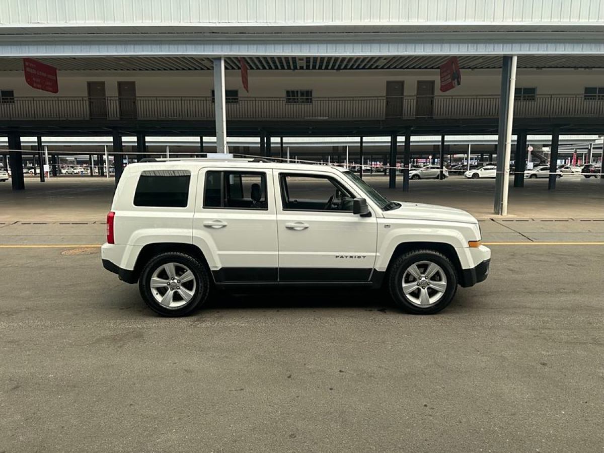 Jeep 自由客  2014款 2.4L 豪華導(dǎo)航版圖片