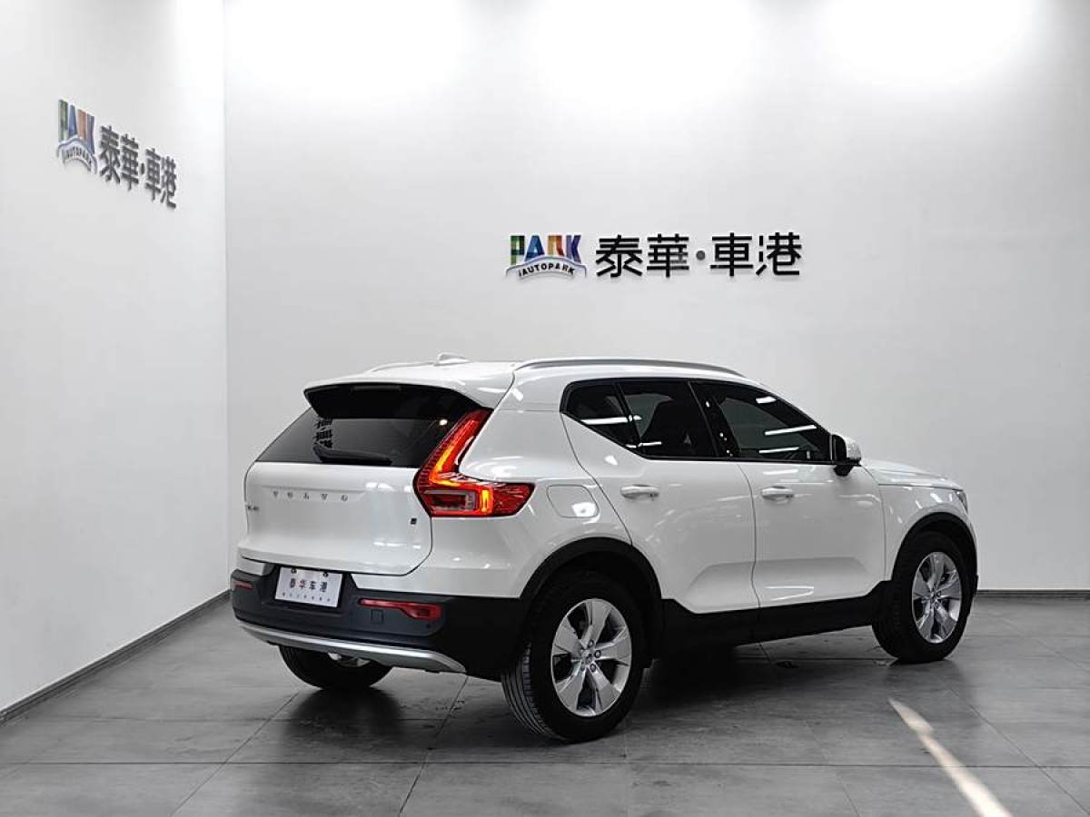 沃爾沃 XC40  2019款 T4 四驅(qū)破曉冰雪白圖片