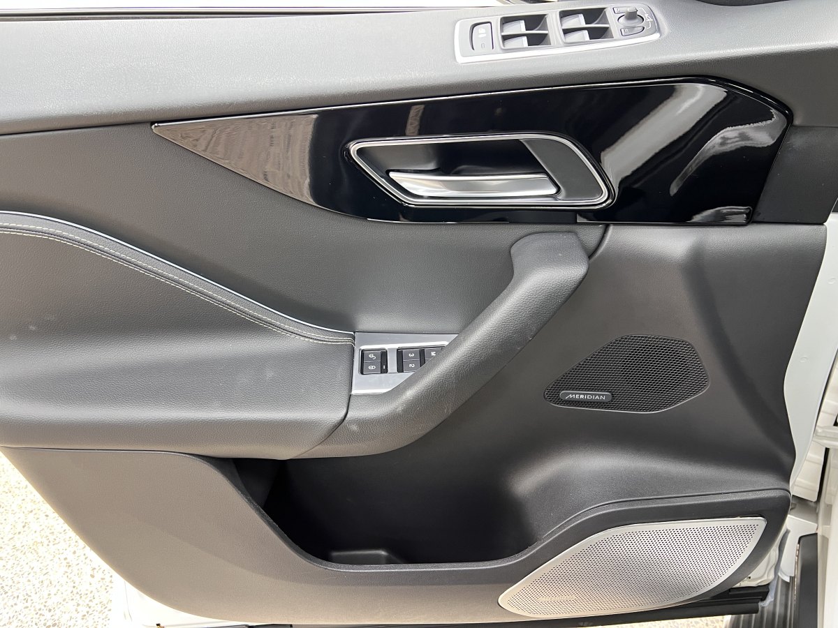 2017年3月捷豹 F-PACE  2016款 2.0T 兩驅(qū)R-Sport運(yùn)動(dòng)版
