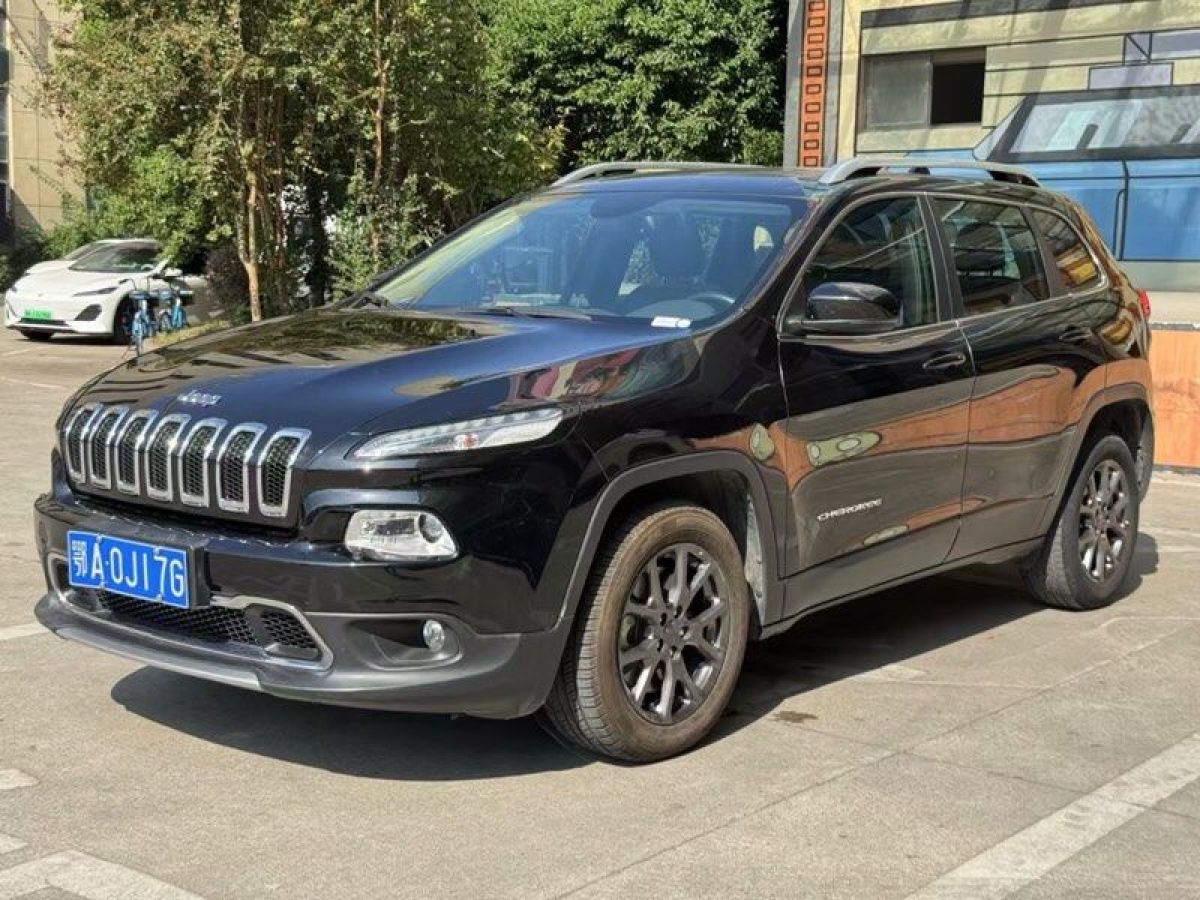 Jeep 自由光  2020款 2.0L 兩驅(qū)經(jīng)典運(yùn)動版圖片