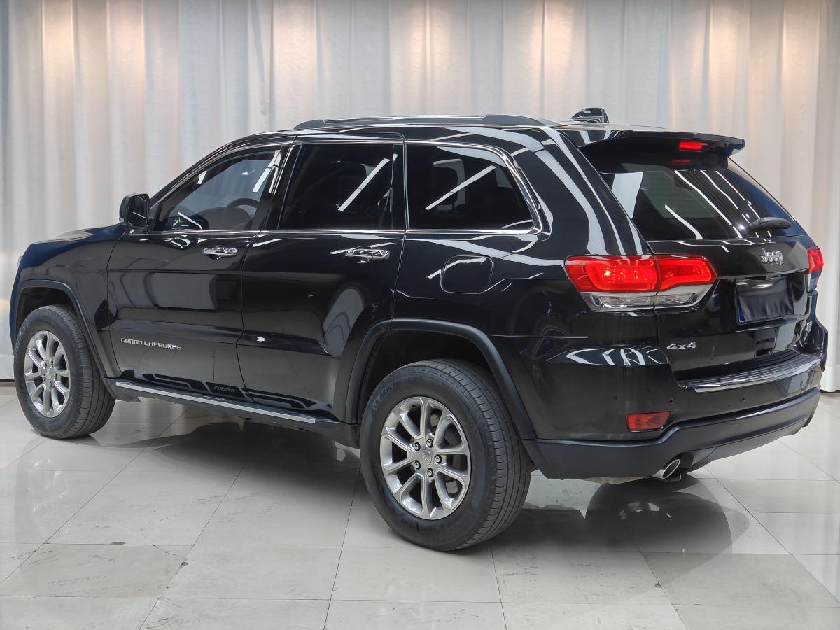 Jeep 大切諾基  2015款 3.0L 舒享導(dǎo)航版圖片