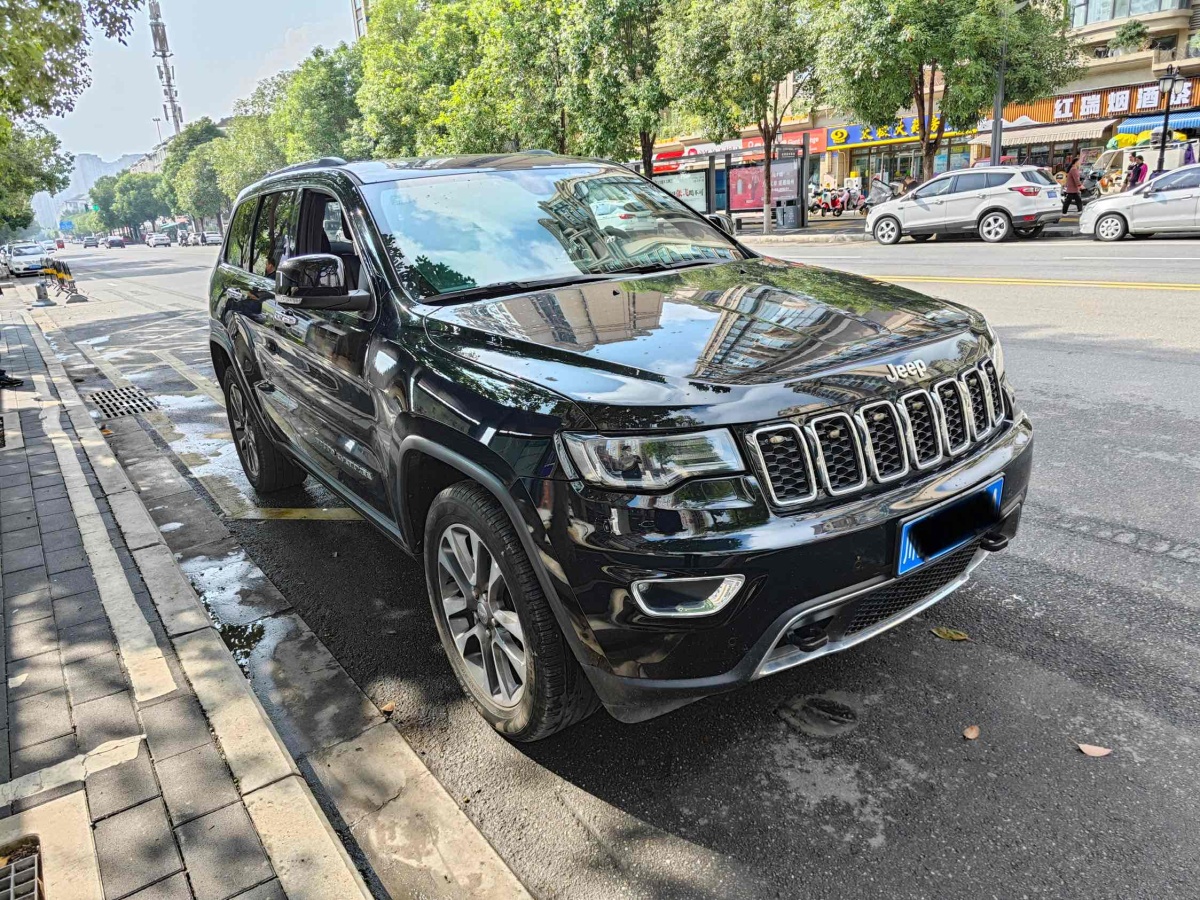 2018年12月Jeep 大切諾基  2017款 3.0L 舒享導(dǎo)航版