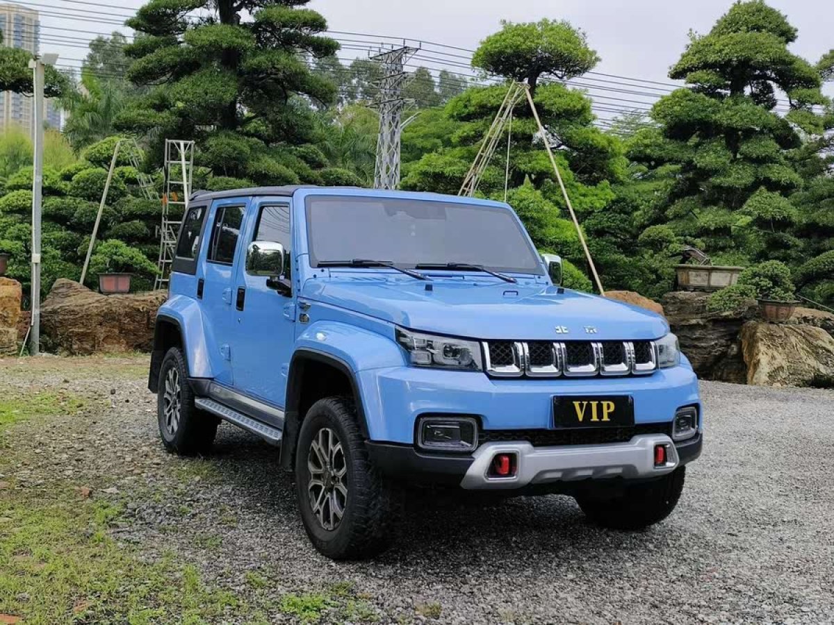 北京 BJ40  2023款 2.0T 自動四驅(qū)城市獵人版?zhèn)b客型圖片