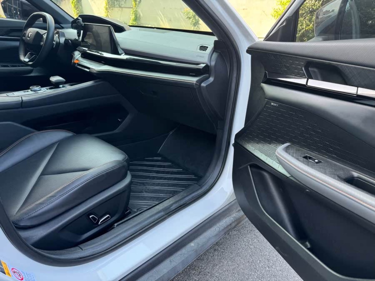 長(zhǎng)安 長(zhǎng)安UNI-V  2022款 1.5T 尊貴型圖片