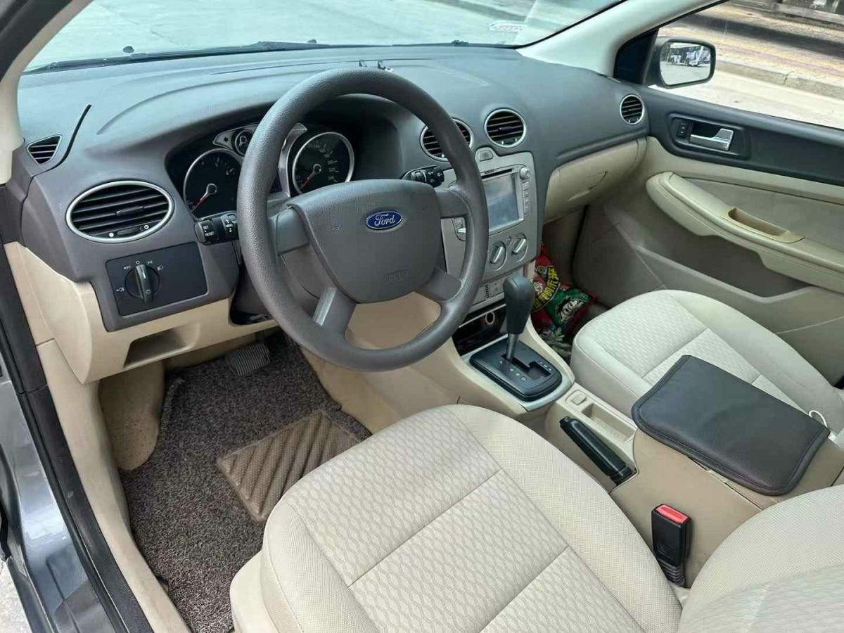福特 ?？怂? 2013款 三廂經(jīng)典 1.8L 自動基本型圖片