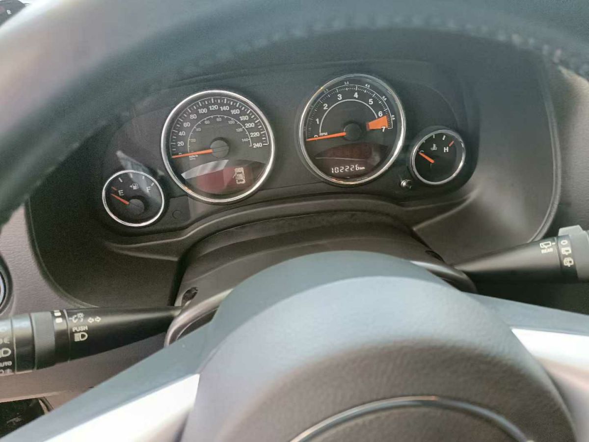 Jeep 指南者  2015款 2.0L 兩驅(qū)豪華版圖片