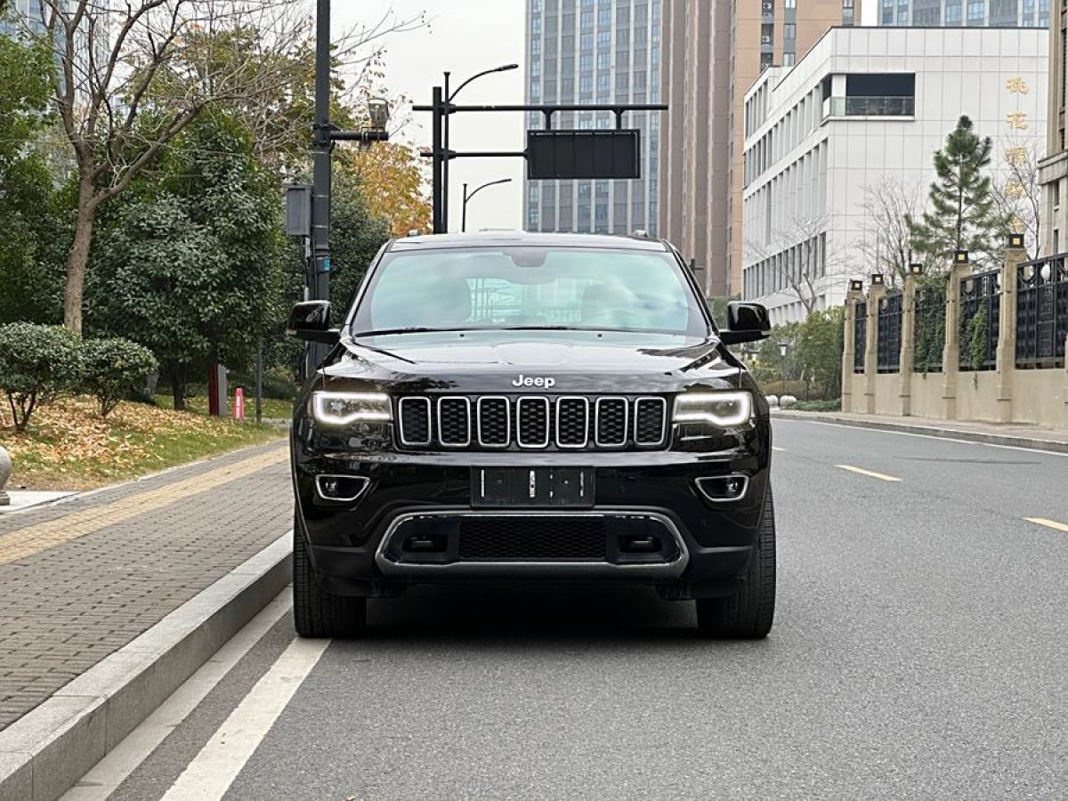 Jeep 大切諾基  2017款 3.0L 精英導(dǎo)航版圖片