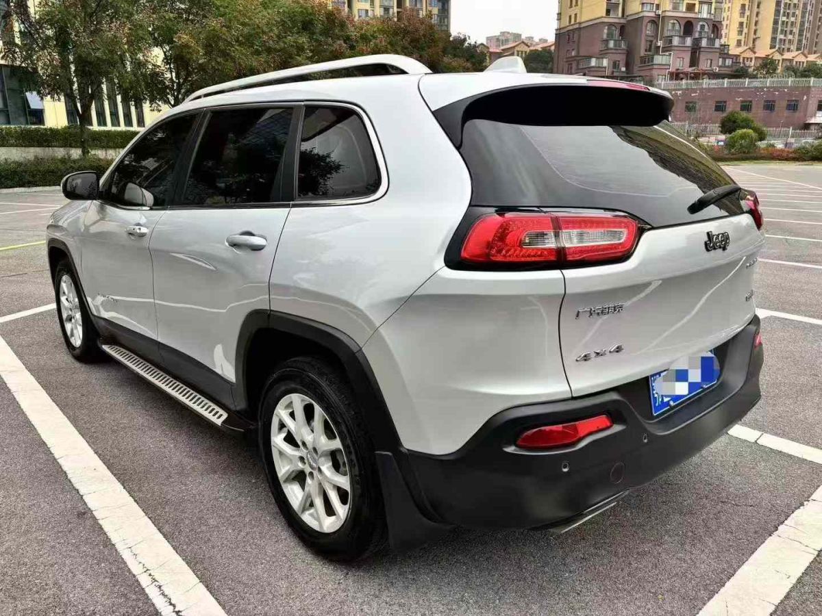 Jeep 自由光  2016款 2.0L 優(yōu)越版圖片