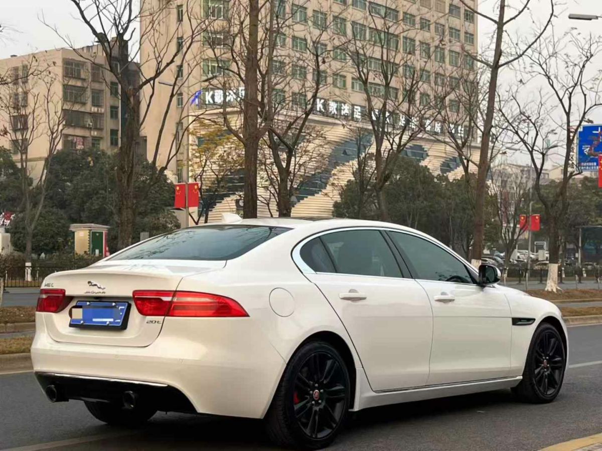 捷豹 XE  2018款 2.0T 200PS 兩驅(qū)R-Sport運(yùn)動(dòng)版圖片