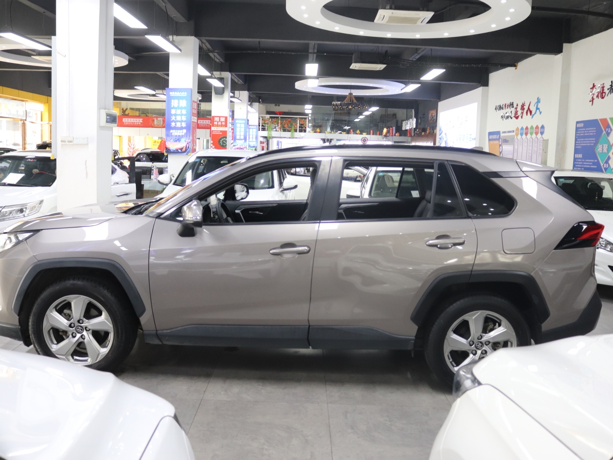 豐田 RAV4  2018款 榮放 2.0L CVT兩驅(qū)風(fēng)尚版圖片