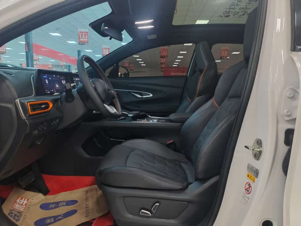 長(zhǎng)安 UNI-T  2022款 1.5T 尊貴型圖片