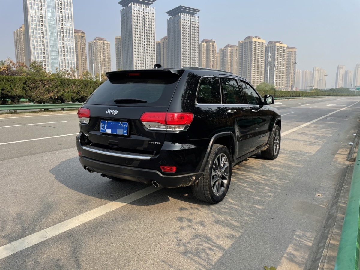 Jeep 大切諾基  2017款 3.0L 精英導(dǎo)航版圖片