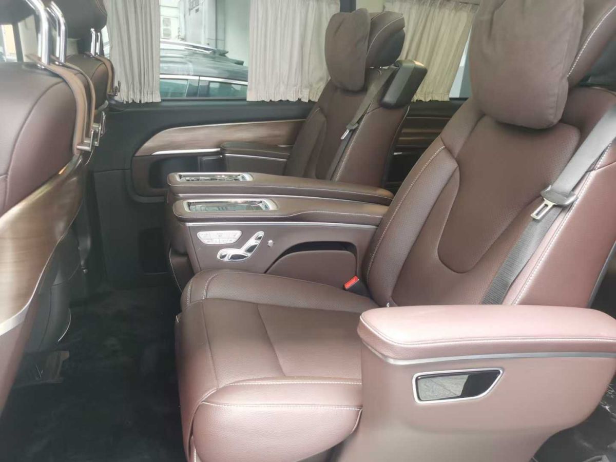 奔馳 V級(jí)  2022款 V 260 L 長(zhǎng)軸距豪華版圖片