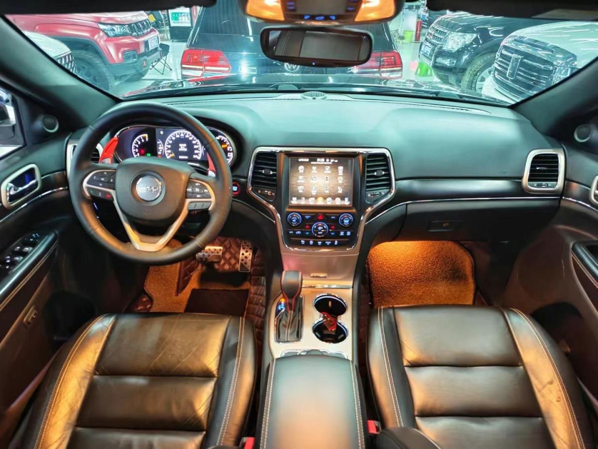 Jeep 大切諾基  2019款 3.0L 專業(yè)導(dǎo)航版圖片