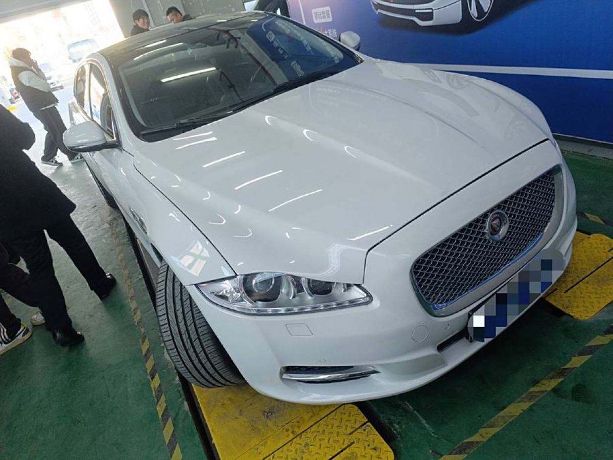 2015年3月捷豹 XJ  2015款 XJL 3.0 SC 四驅(qū)全景商務(wù)版