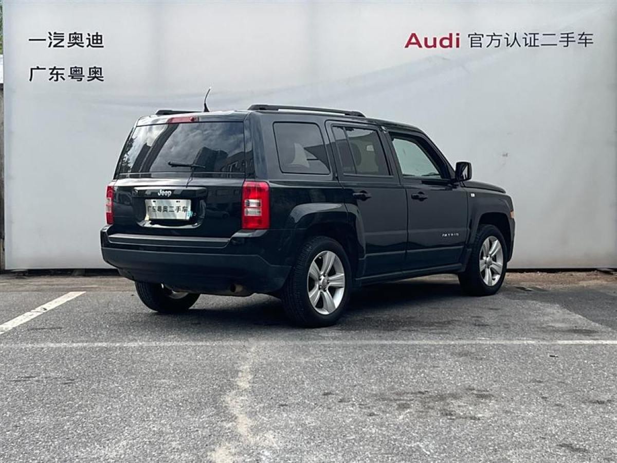 Jeep 自由客  2015款 2.4L 運(yùn)動(dòng)版圖片