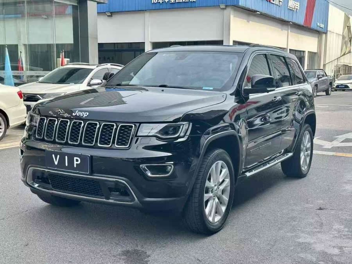 Jeep 大切諾基  2017款 3.0L 精英導(dǎo)航版圖片