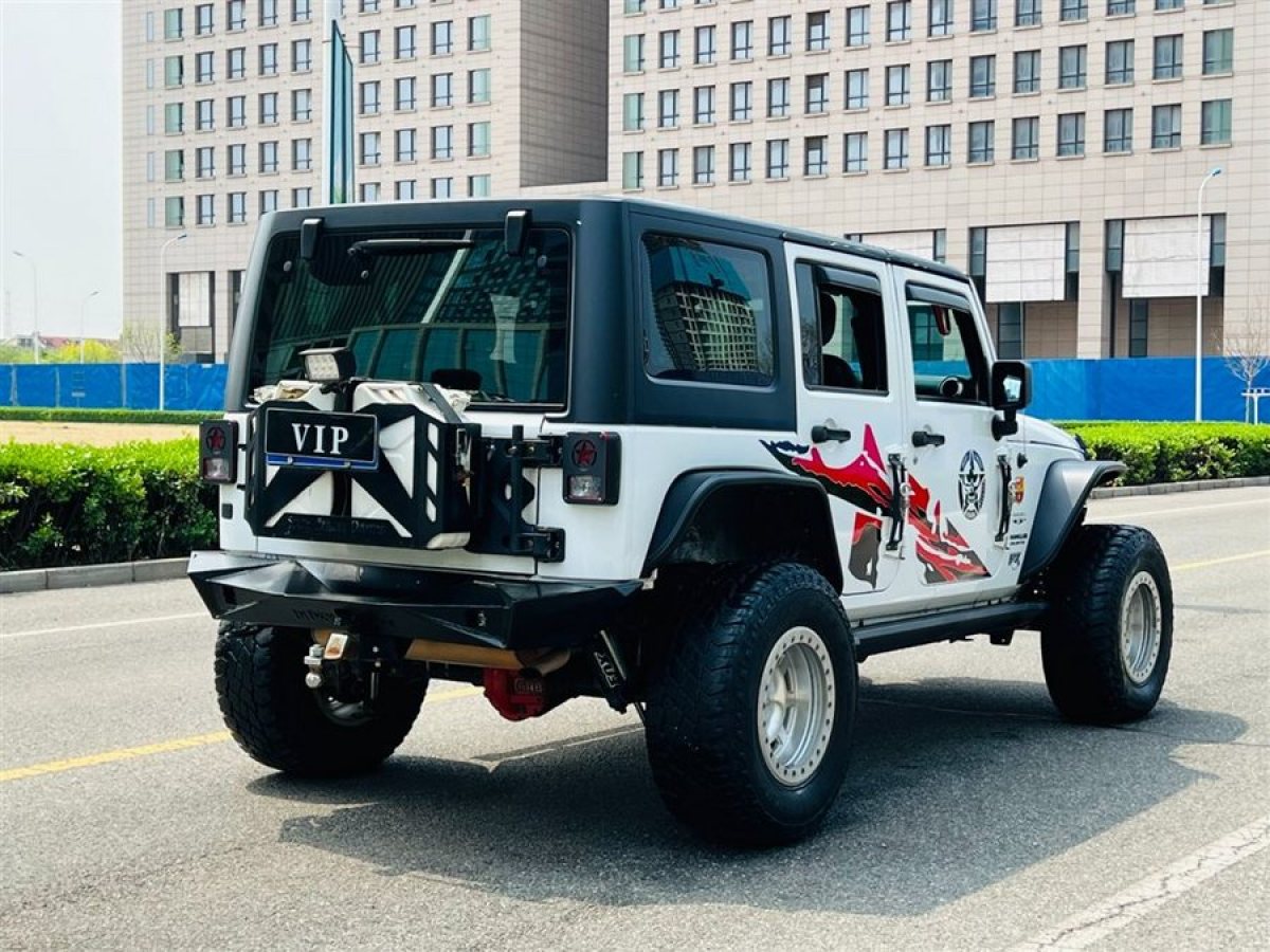 Jeep 牧马人  2015款 3.0L Sahara 四门舒享版图片
