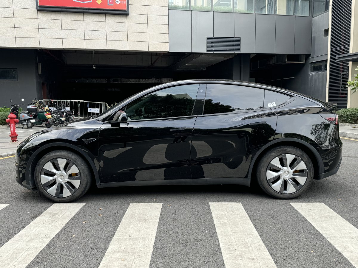 特斯拉 Model Y  2021款 改款 標(biāo)準(zhǔn)續(xù)航后驅(qū)升級(jí)版圖片