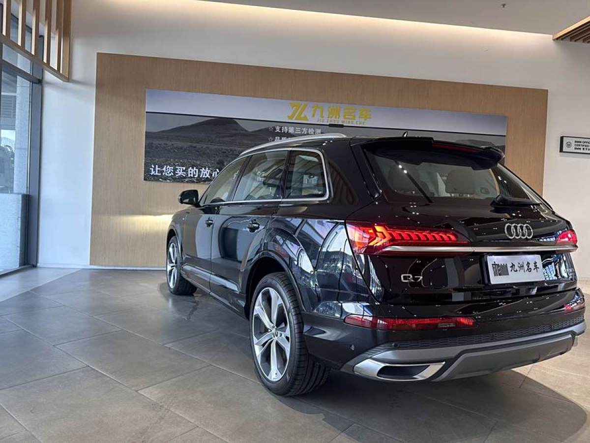 奧迪 奧迪Q7  2023款 55 TFSI quattro S line運(yùn)動(dòng)型圖片