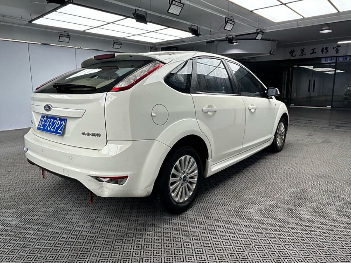 2014年10月福特 ?？怂? 2013款 兩廂經(jīng)典 1.8L 自動時尚型