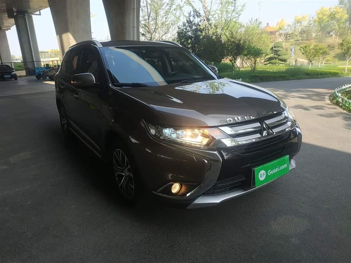 三菱 歐藍德  2016款 2.4L 四驅(qū)豪華版 7座圖片