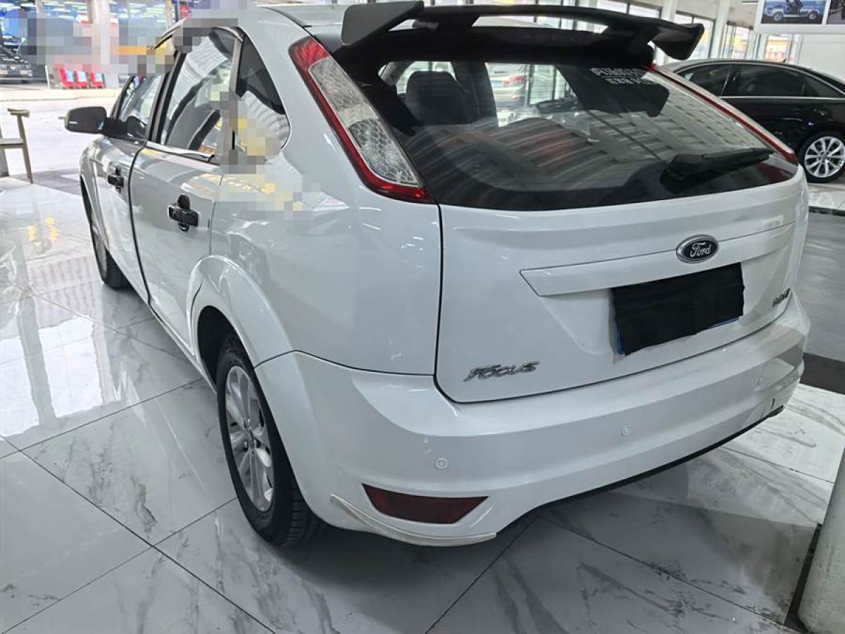 福特 ?？怂? 2013款 兩廂經(jīng)典 1.8L 自動基本型圖片