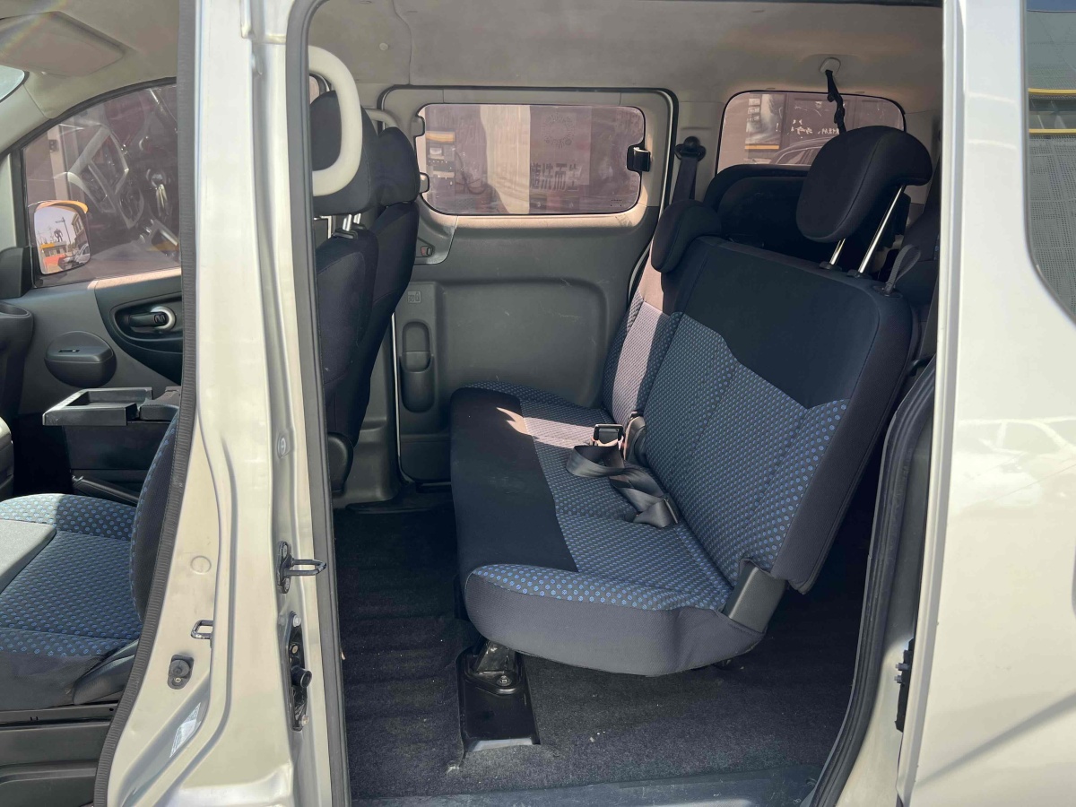 2012年1月日產(chǎn) NV200  2012款 1.6L 232座 尊雅型