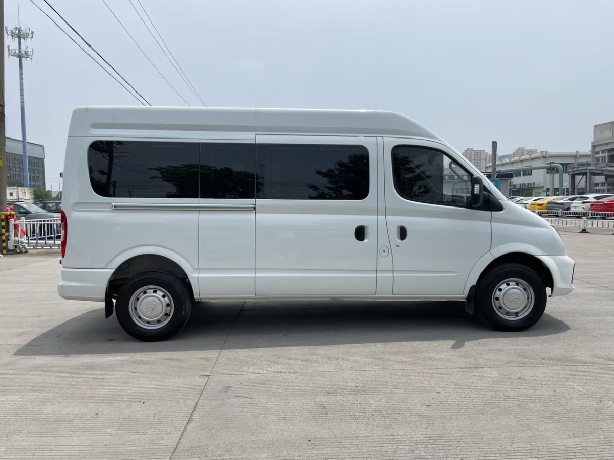 上汽大通 V80  2023款 2.0T 手動經(jīng)典傲運(yùn)通長軸超低頂6/7/8/9座圖片