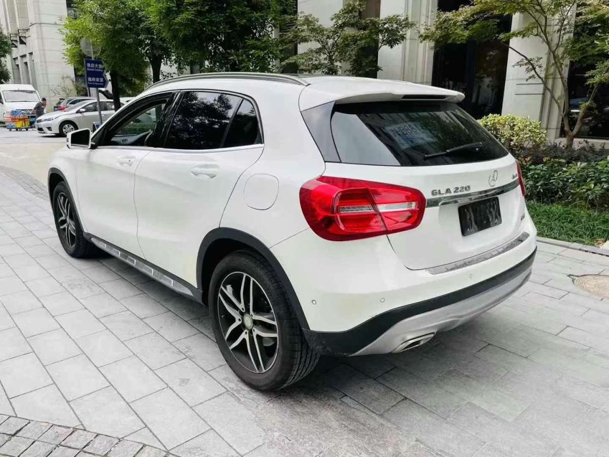 奔馳 奔馳GLA  2017款 GLA 220 4MATIC 時(shí)尚型圖片