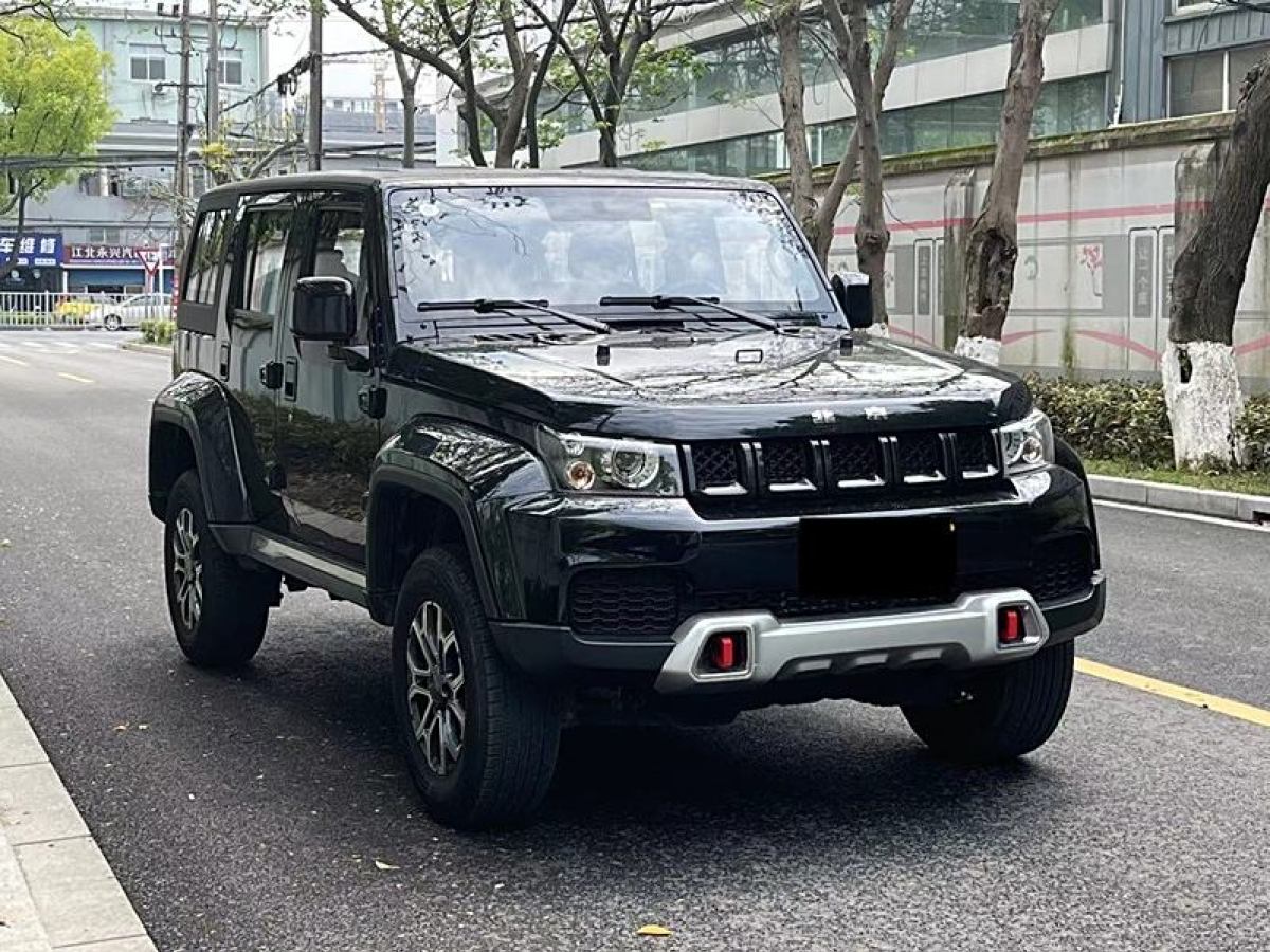 北京 BJ40  2020款 2.0T 自動四驅(qū)城市獵人版?zhèn)b客型圖片