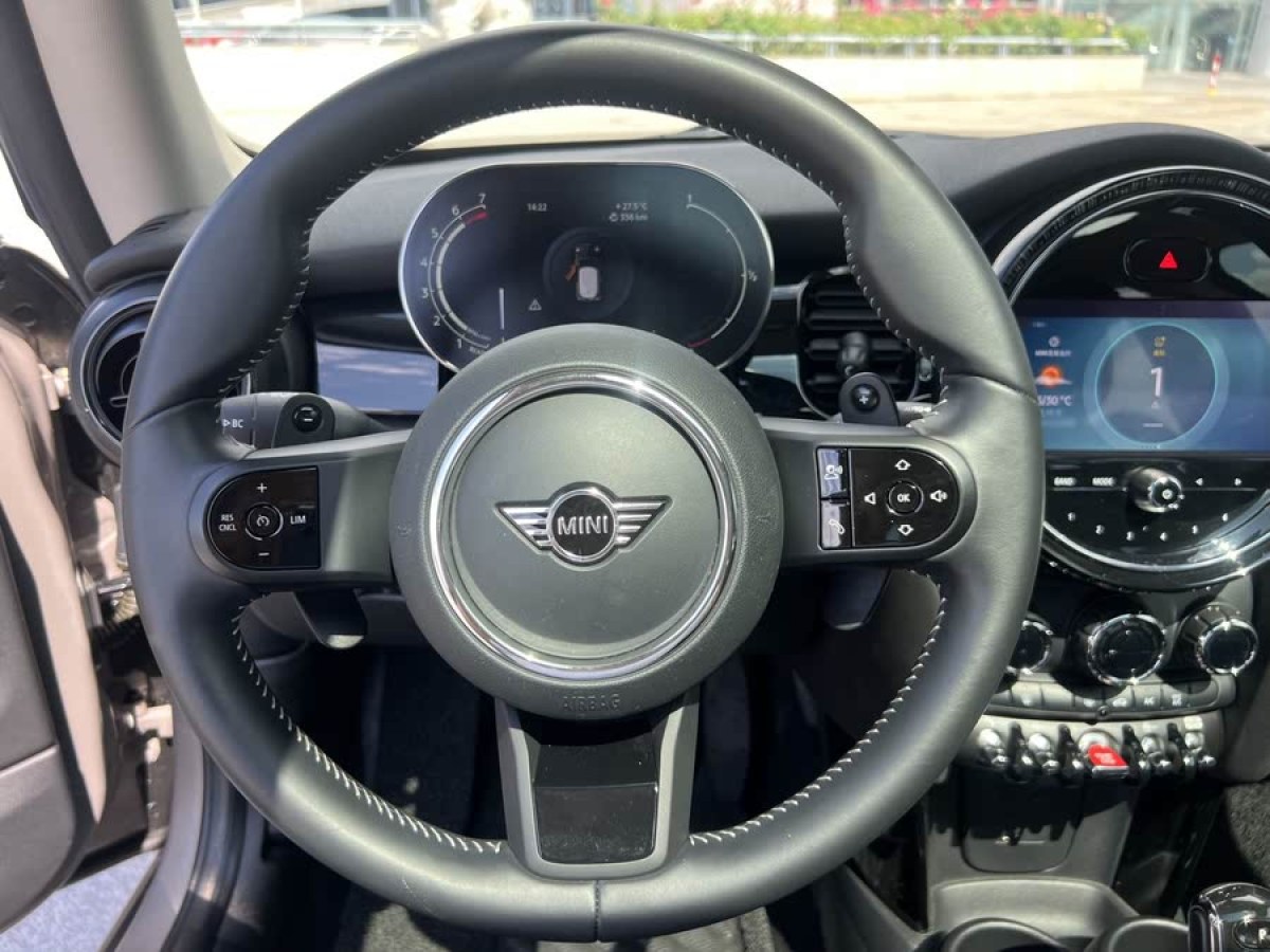 MINI MINI  2022款 改款 2.0T COOPER S 經(jīng)典派圖片