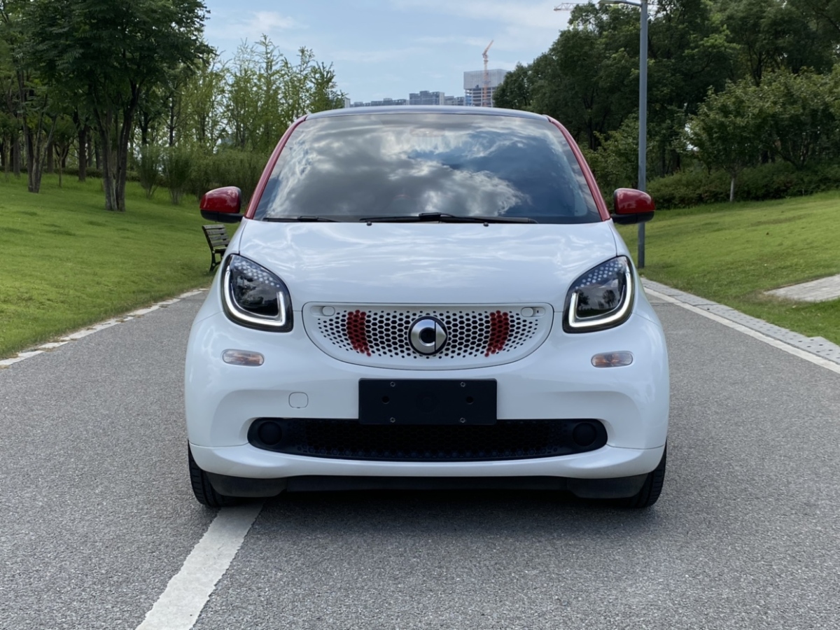 2018年09月smart fortwo  2018款 1.0L 52千瓦硬頂激情版