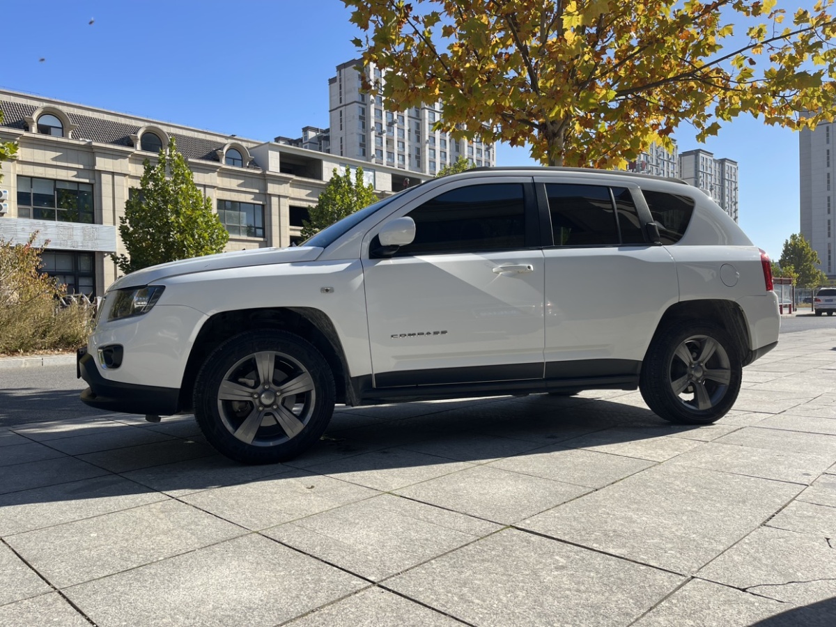 Jeep 指南者  2014款 2.4L 四驅(qū)豪華導(dǎo)航版圖片