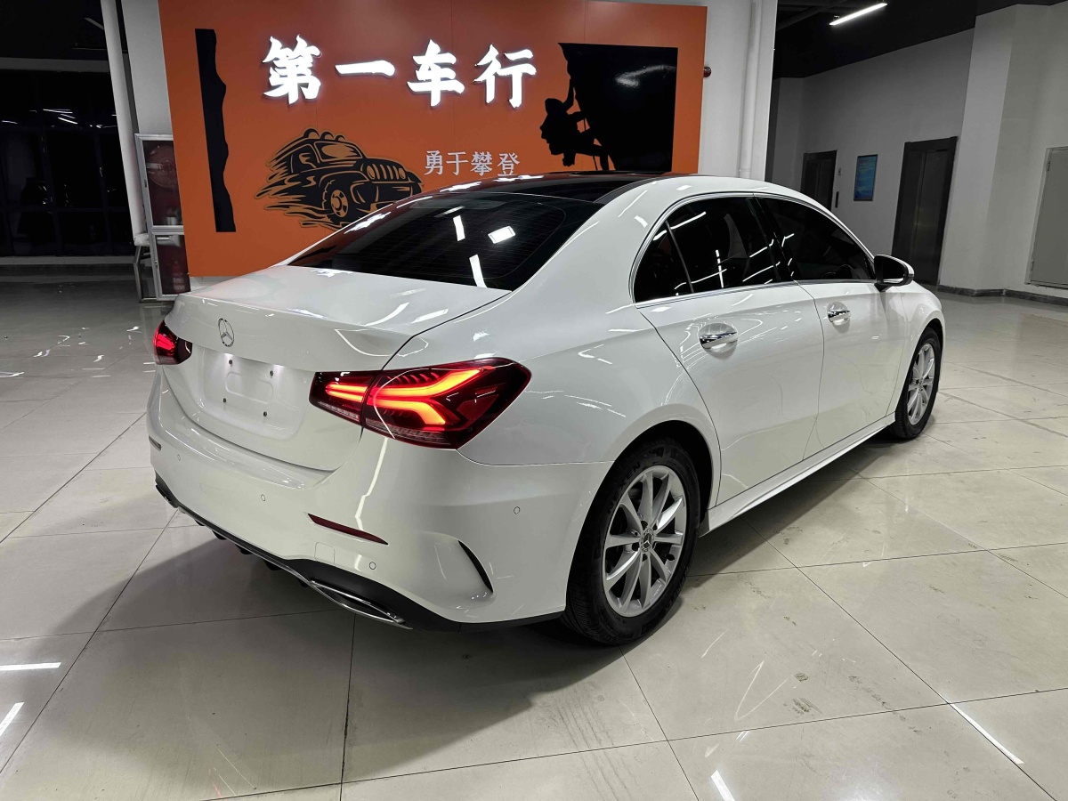 奔馳 奔馳A級(jí)  2019款  改款 A 200 L 運(yùn)動(dòng)轎車圖片