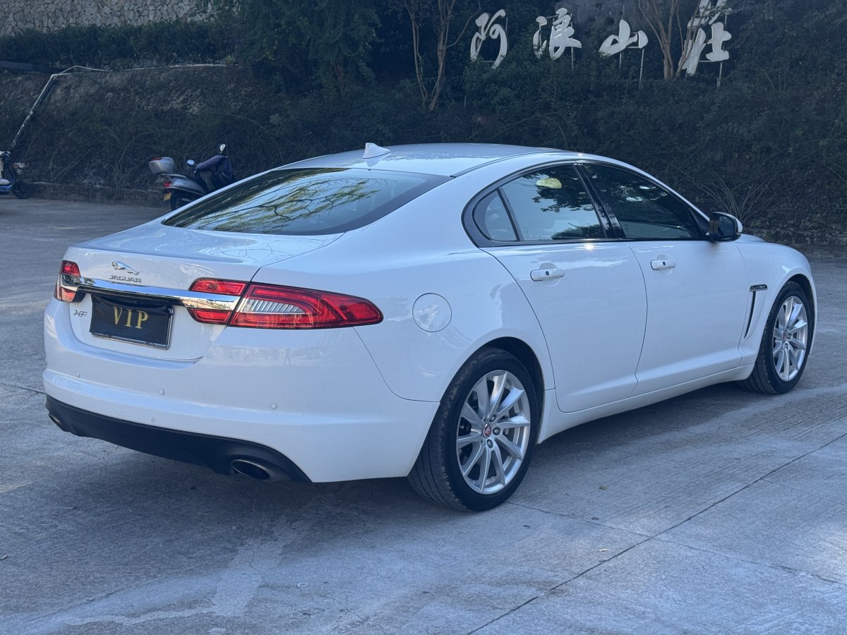 捷豹 XF  2015款 XF 2.0T 豪華版圖片