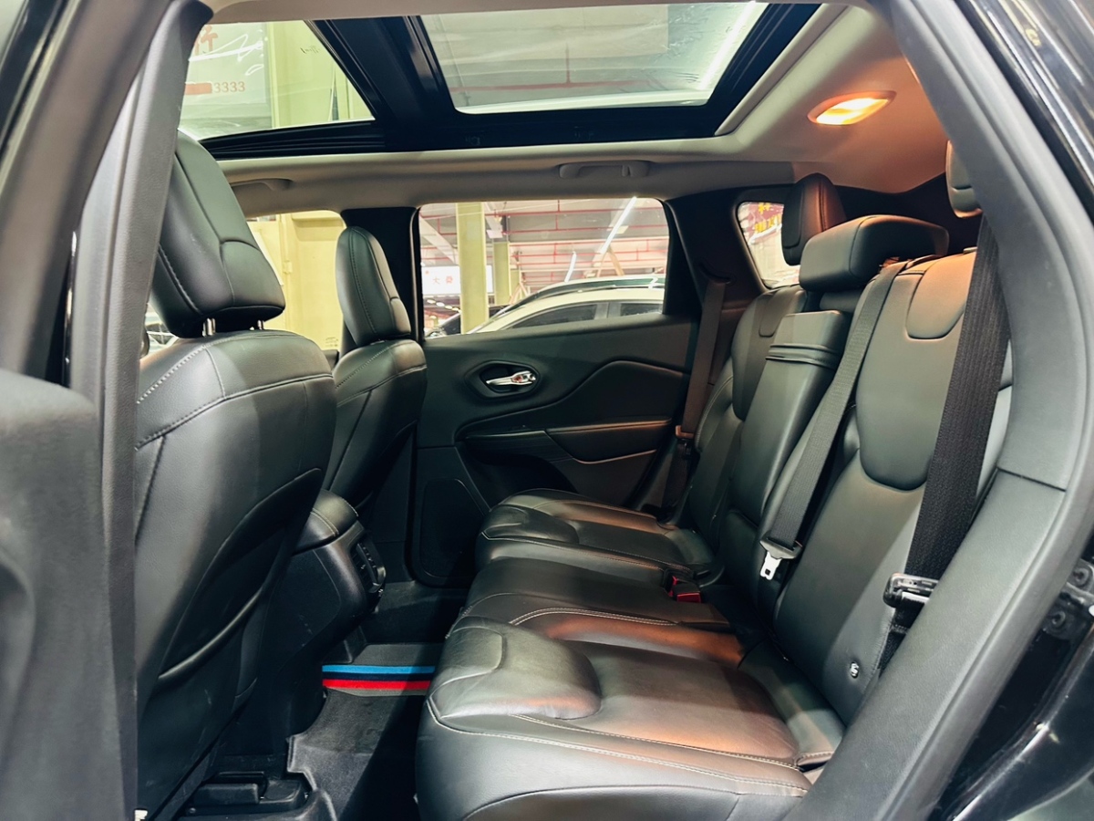 Jeep 自由光  2019款 2.0L 两驱典尚版图片