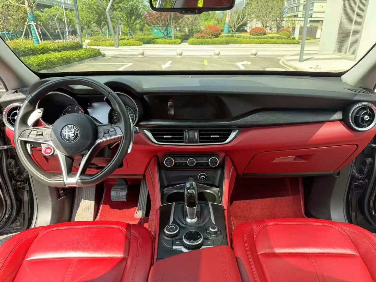 比亞迪 元  2017款 1.5L 手動全景天窗版圖片