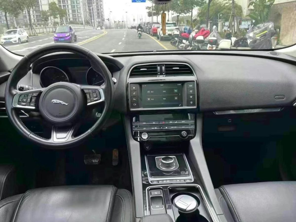 捷豹 XE  2018款 2.0T 300PS 四驅(qū)R-Sport運(yùn)動(dòng)版圖片