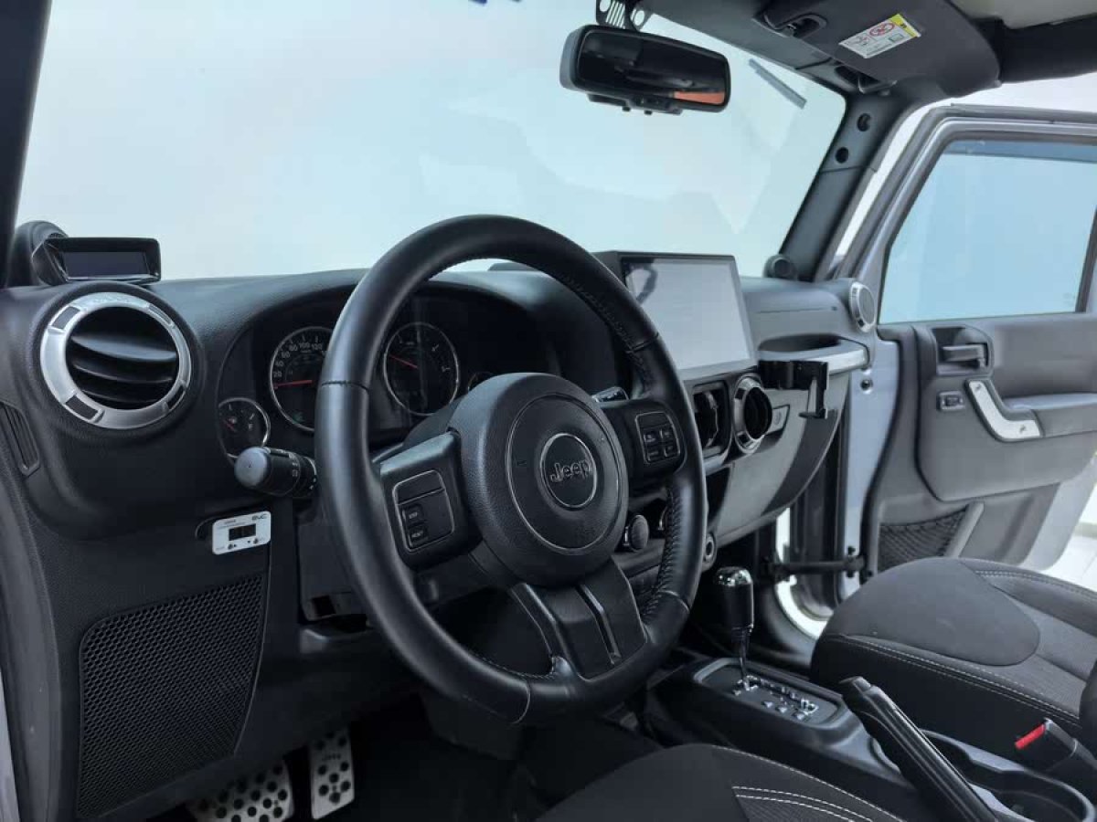 Jeep 牧馬人  2014款 2.8TD Sahara 四門版圖片