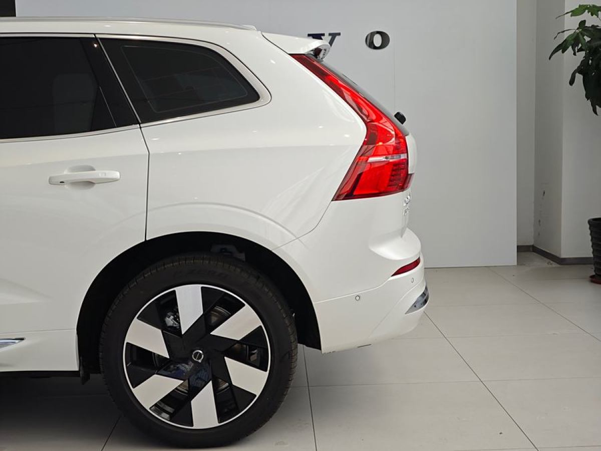 沃爾沃 XC60新能源  2025款 插電式混動(dòng) 長(zhǎng)續(xù)航四驅(qū)智遠(yuǎn)豪華版圖片