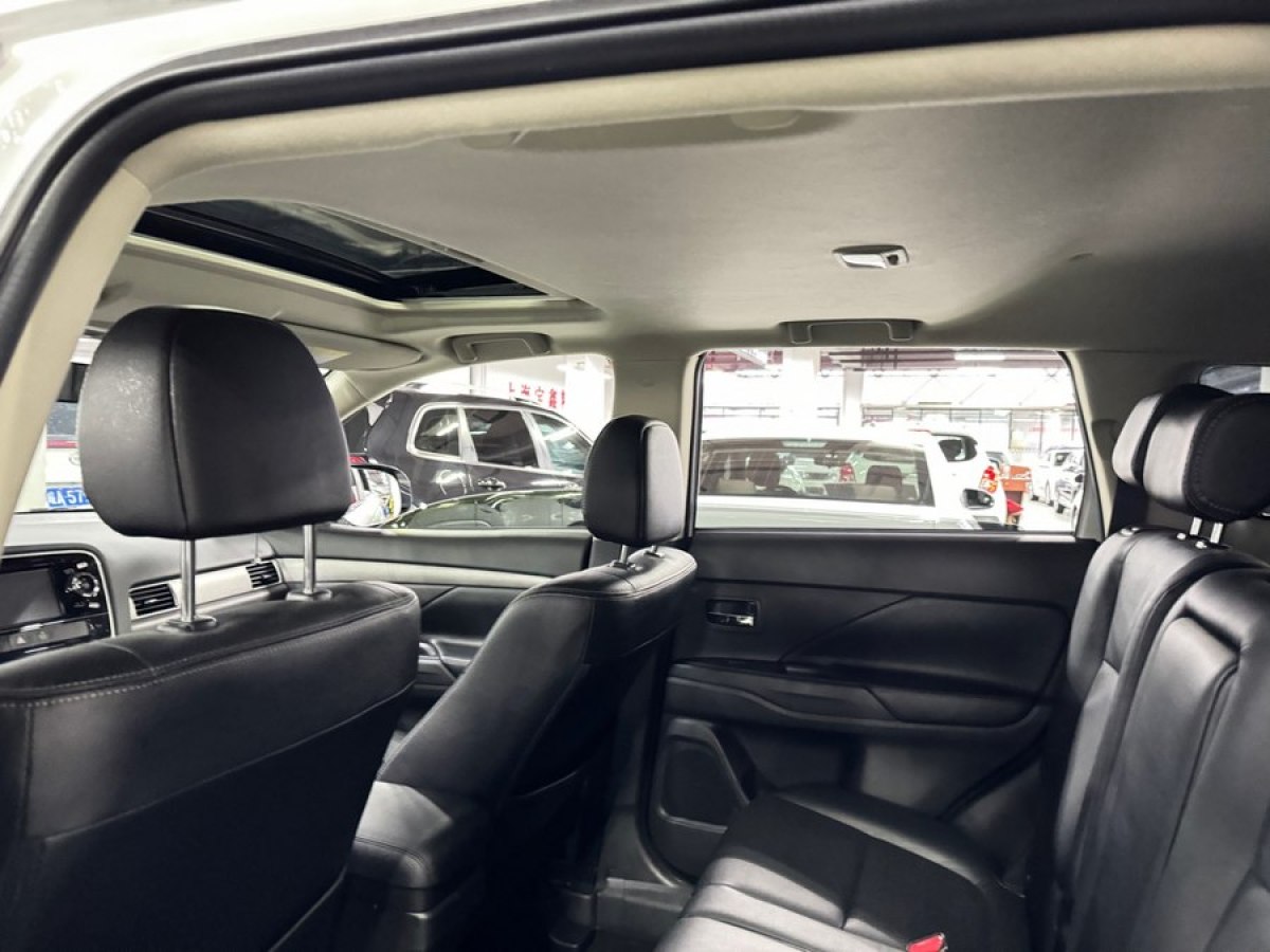 三菱 欧蓝德  2014款 2.4L 四驱豪华超值版 5座图片