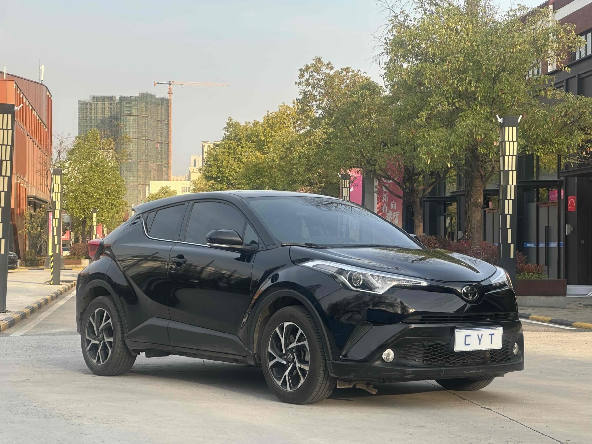 豐田 C-HR  2020款 2.0L 領(lǐng)先版圖片