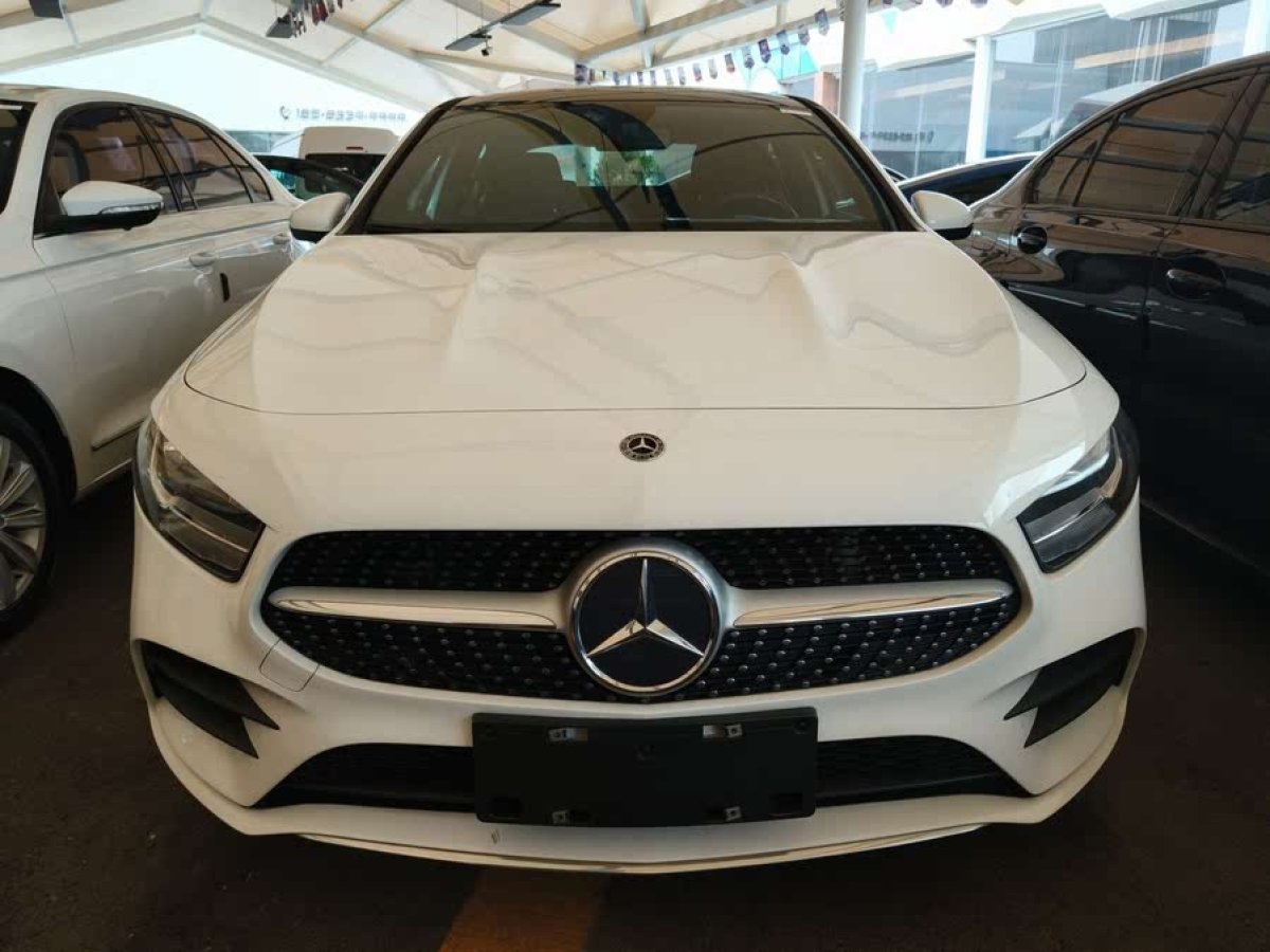 奔馳 奔馳A級  2019款  改款 A 180 L 運(yùn)動轎車圖片