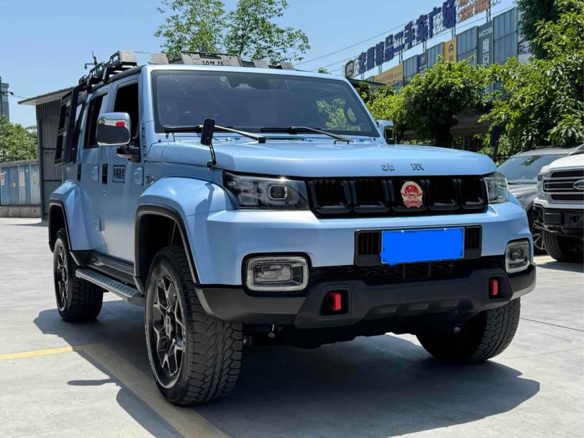 北京 BJ40  2023款 2.0D 自動(dòng)四驅(qū)刀鋒英雄版?zhèn)b客型圖片