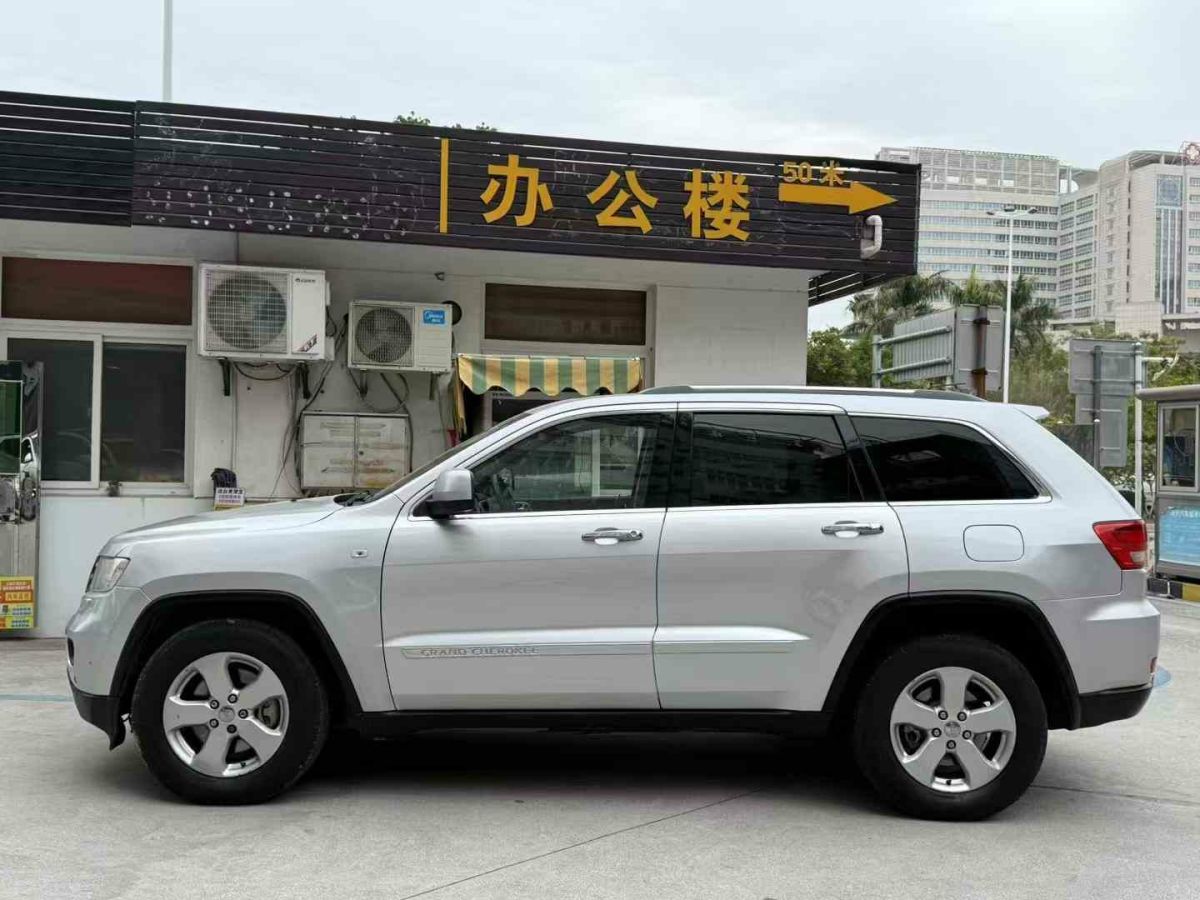 Jeep 大切諾基  2012款 3.6L 周年導(dǎo)航版圖片