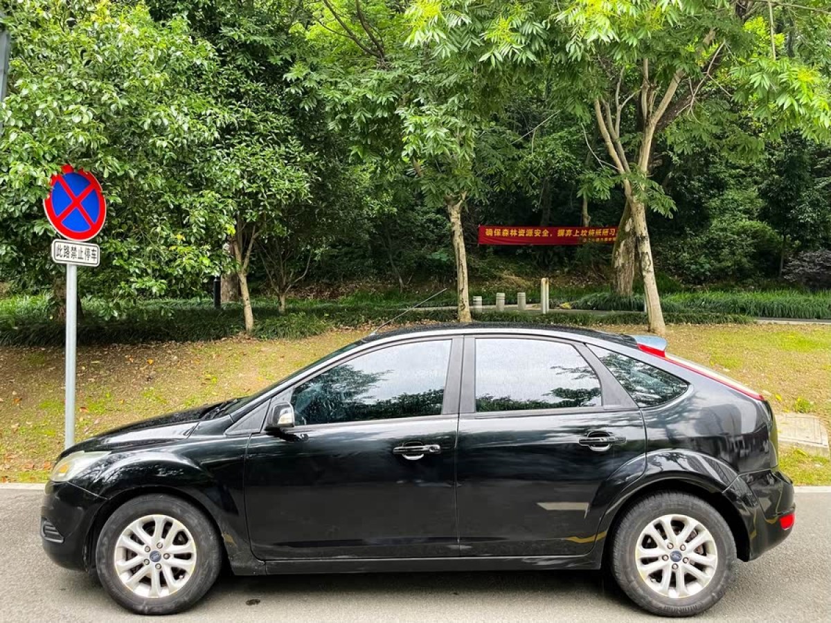 福特 ?？怂? 2013款 兩廂經(jīng)典 1.8L 手動(dòng)基本型圖片